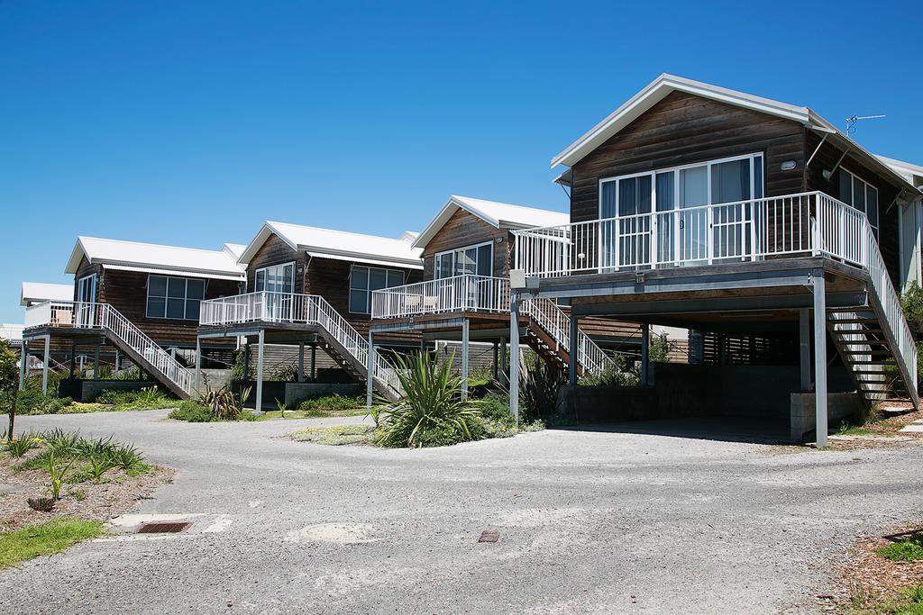 Caves Coastal Bar & Bungalows Caves Beach Exterior photo
